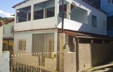 Imagem: A casa possui 2 Dormitórios, 1 Banheiro, 2 Vagas na garagem