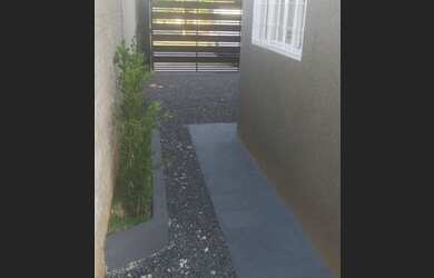 Imagem: A casa possui 2 Dormitórios, 2 Banheiros, 2 Vagas na garagem