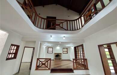 Imagem: A casa possui 4 Dormitórios, 5 Banheiros, 4 Vagas na garagem