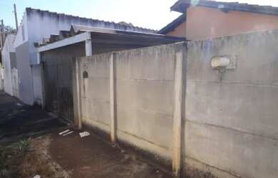 Imagem: A casa possui 3 Dormitórios, 2 Banheiros, 2 Vagas na garagem