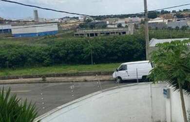 Imagem: A casa possui 2 Dormitórios, 3 Banheiros, 2 Vagas na garagem