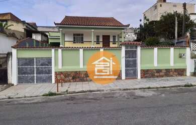 Imagem: A casa possui 3 Dormitórios, 2 Banheiros, 5 Vagas na garagem