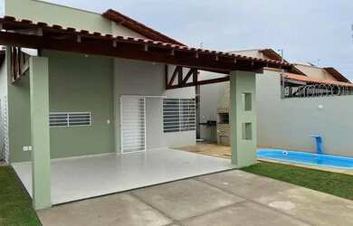 Imagem: A casa possui 2 Dormitórios, 1 Banheiro, 2 Vagas na garagem