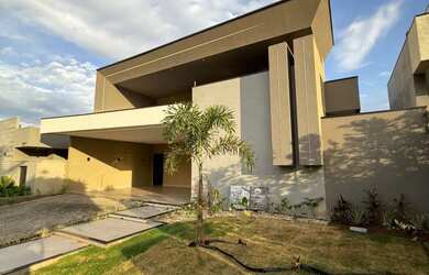 Imagem: A casa em condomínio possui 3 Dormitórios, 4 Banheiros, 2