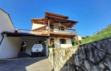 Imagem: A casa possui 4 Dormitórios, 4 Banheiros, 3 Vagas na garagem