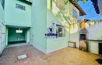 Imagem: A casa possui 2 Dormitórios, 1 Banheiro, 2 Vagas na garagem