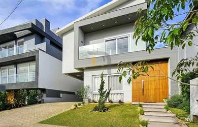 Imagem: A casa possui 4 Dormitórios, 4 Banheiros, 4 Vagas na garagem