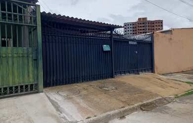 Imagem: A casa à venda possui 2 Dormitórios, 1 Banheiro, 3 Vagas na