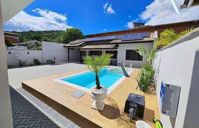 Imagem: A casa possui 4 Dormitórios, 3 Banheiros, 4 Vagas na garagem