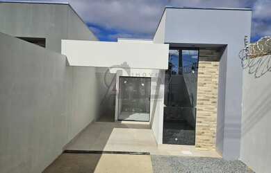 Imagem: A casa possui 3 Dormitórios, 1 Banheiro, 2 Vagas na garagem