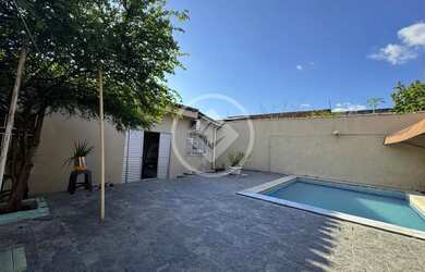 Imagem: A casa possui 3 Dormitórios, 3 Banheiros, 2 Vagas na garagem