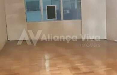 Imagem: O apartamento possui 3 Dormitórios, 1 Banheiro, 1 Vaga na garagem