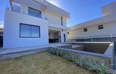 Imagem: A casa em condomínio possui 3 Dormitórios, 3 Banheiros, 4