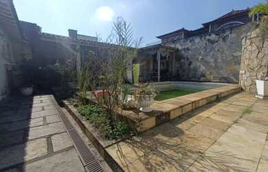 Imagem: A casa possui 4 Dormitórios, 3 Banheiros, 5 Vagas na garagem