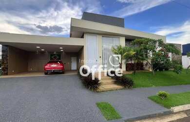 Imagem: A casa possui 3 Dormitórios, 5 Banheiros, 3 Vagas na garagem