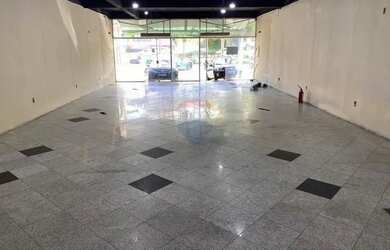 Imagem: O depósito possui 3 Vagas na garagem, 300m² de Área e está