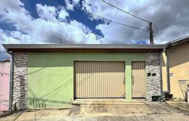 Imagem: A casa possui 2 Dormitórios, 1 Banheiro, 1 Vaga na garagem