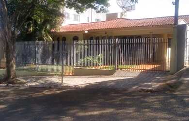 Imagem: A casa possui 4 Dormitórios, 4 Banheiros, 5 Vagas na garagem