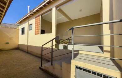 Imagem: A casa possui 3 Dormitórios, 2 Banheiros, 1 Vaga na garagem