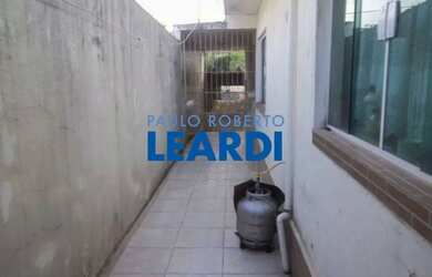 Imagem: A casa possui 2 Dormitórios, 1 Banheiro, 2 Vagas na garagem