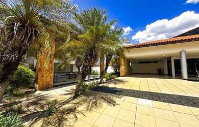 Imagem: A casa possui 4 Dormitórios, 2 Banheiros, 5 Vagas na garagem