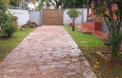 Imagem: A casa possui 5 Dormitórios, 3 Banheiros, 3 Vagas na garagem