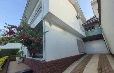 Imagem: A casa possui 3 Dormitórios, 4 Banheiros, 4 Vagas na garagem