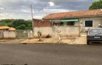 Imagem: A casa possui 3 Dormitórios, 2 Banheiros, 80m² de Área e