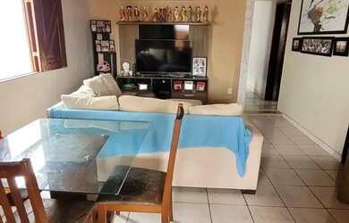 Imagem: A casa possui 4 Dormitórios, 3 Banheiros, 2 Vagas na garagem