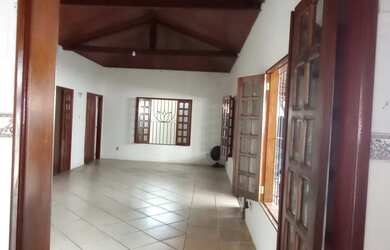 Imagem: A casa possui 3 Dormitórios, 3 Banheiros, 2 Vagas na garagem