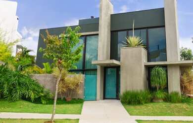 Imagem: A casa possui 3 Dormitórios, 2 Banheiros, 2 Vagas na garagem