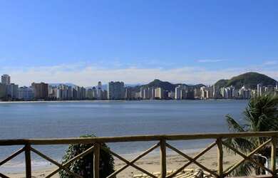 Imagem: A casa possui 5 Dormitórios, 5 Banheiros, 4 Vagas na garagem