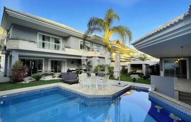 Imagem: A casa em condomínio possui 4 Dormitórios, 5 Banheiros, 4