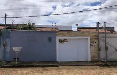 Imagem: A casa possui 3 Dormitórios, 1 Banheiro, 2 Vagas na garagem