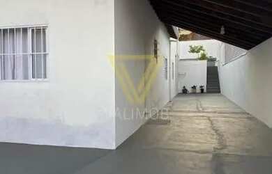 Imagem: A casa possui 4 Dormitórios, 2 Banheiros, 3 Vagas na garagem