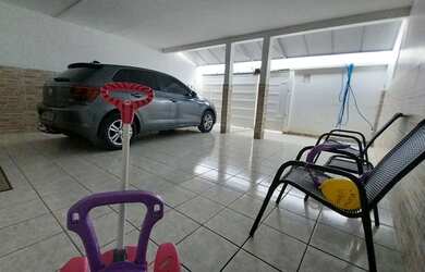 Imagem: A casa possui 3 Dormitórios, 4 Banheiros, 2 Vagas na garagem