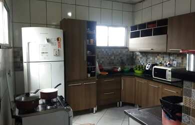 Imagem: A casa possui 2 Dormitórios, 1 Banheiro, 2 Vagas na garagem