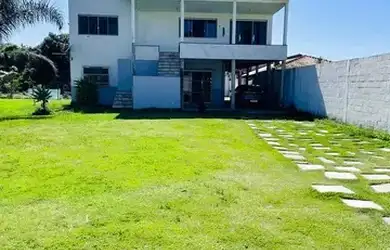 Imagem: A casa possui 5 Dormitórios, 4 Banheiros, 5 Vagas na garagem