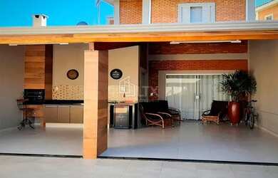 Imagem: A casa possui 3 Dormitórios, 2 Banheiros, 3 Vagas na garagem