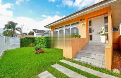 Imagem: A casa possui 3 Dormitórios, 3 Banheiros, 2 Vagas na garagem