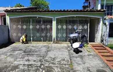 Imagem: A casa possui 3 Dormitórios, 2 Banheiros, 4 Vagas na garagem