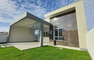 Imagem: A casa possui 3 Dormitórios, 1 Banheiro, 2 Vagas na garagem