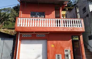 Imagem: A casa possui 3 Dormitórios, 2 Banheiros, 2 Vagas na garagem