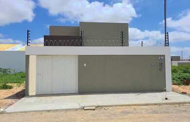 Imagem: A casa possui 2 Dormitórios, 2 Banheiros, 2 Vagas na garagem