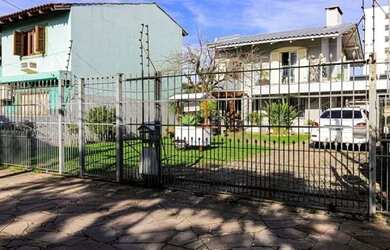 Imagem: A casa possui 3 Dormitórios, 2 Banheiros, 4 Vagas na garagem