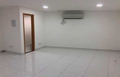 Imagem: O depósito possui 1 Vaga na garagem, 31m² de Área e está