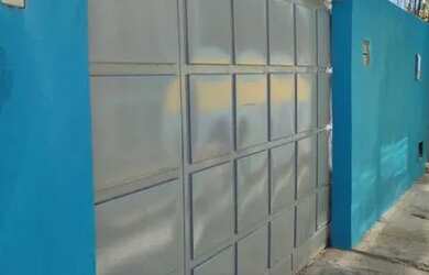 Imagem: A casa possui 3 Dormitórios, 2 Banheiros, 1 Vaga na garagem