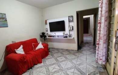 Imagem: A casa possui 2 Dormitórios, 1 Banheiro, 1 Vaga na garagem