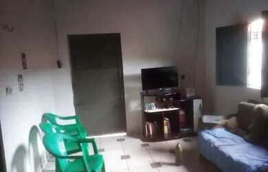 Imagem: A casa possui 2 Dormitórios, 1 Banheiro, 2 Vagas na garagem