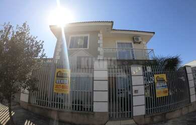 Imagem: A casa possui 4 Dormitórios, 1 Banheiro, 165m² de Área e